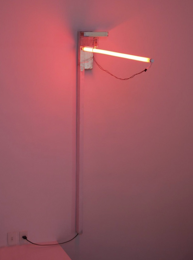 Varanda #1 | 2010. Acrlica, neon, fios e alumnio. 180  13  22 cm