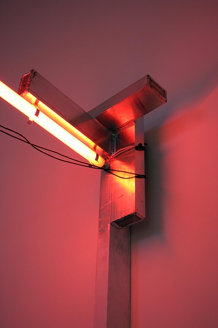 Varanda #1 | 2010 | Acrlica, neon, fios e alumnio | 180x13x22 cm