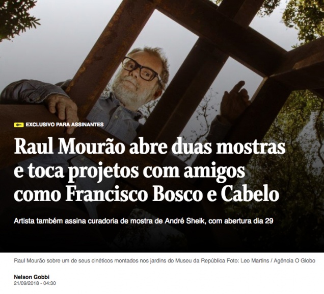 Raul Mouro e sua obra instalada nos jardins do Museu da Repblica