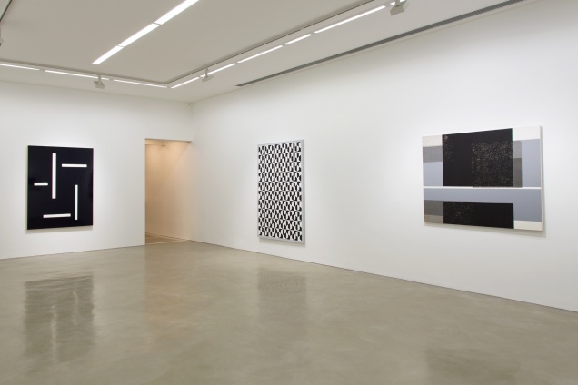 Montagem de acervo - 1º andar 
(da esq. para dir.) Ricardo Alcaide, Paulo Climachauska e Luciano Figueiredo